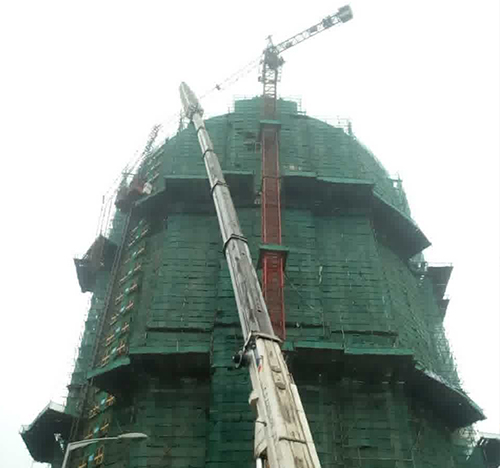 察哈尔右翼后吊车在工地上作业
